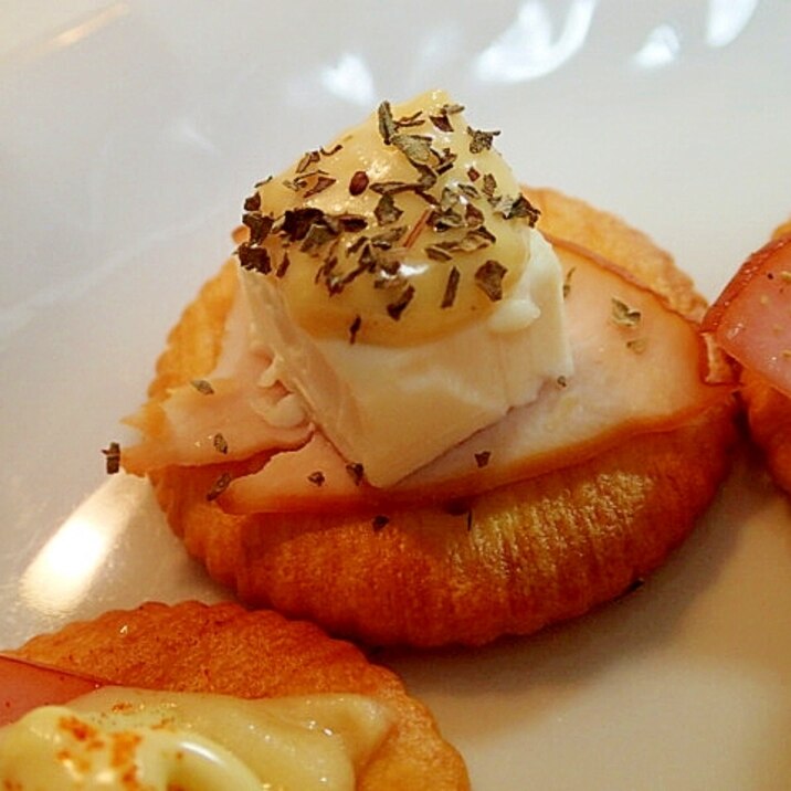 タル/バジルで サラダチキンとクリチの焼きリッツ